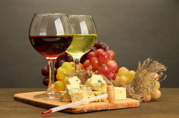 Composition with wine, blue cheese and grape © Africa Studio
