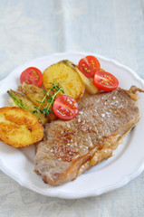 Gebratenes Rumpsteak mit Gemüse