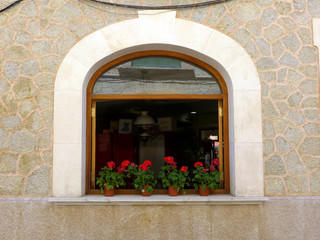 スペインのマヨルカ島の家の窓