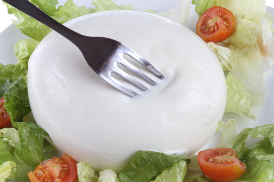 mozzarella gigante con insalata e pomodoro