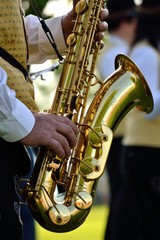 Obraz premium Musiker spielt mit Saxophon