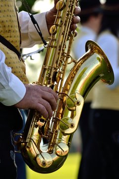 Musiker spielt mit Saxophon