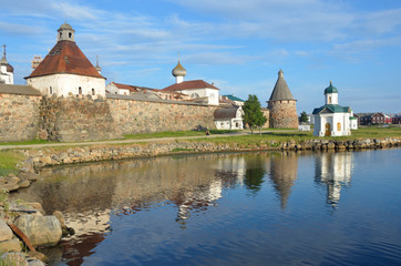 Fototapeta na wymiar Соловецкий монастырь со стороны гавани Благополучия