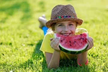 Foto auf Alu-Dibond Sommerfreude - glückliches Mädchen, das frische Wassermelone isst © Gorilla