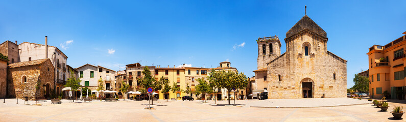Fototapeta na wymiar Panorama of Besalu. Church of Sant Pere