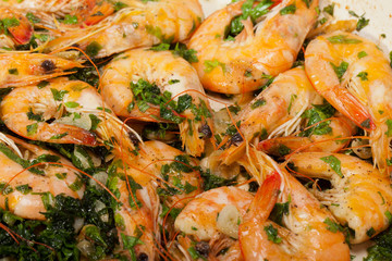 Fried shrimps with the garlic and the parsley