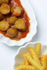 Pommes mit Seitan-Currywurst