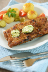 Rein pflanzliche Kräuterbutter auf Sojasteak