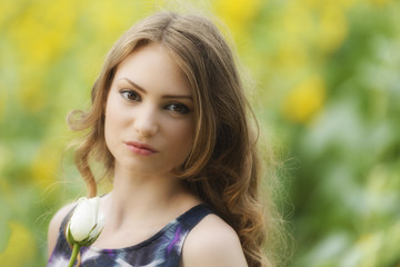 Naklejka premium Romantic woman with rose lying on sunflowers field