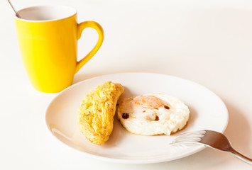 Breakfast consisting coffee , fried eggs and omelette .