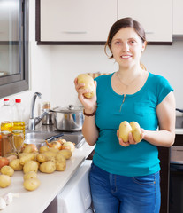 Obraz premium young housewife with potatoes