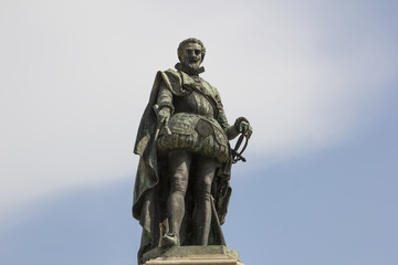 Fototapeta na wymiar Statua di Carlo Emanuele I di Savoia a Vicoforte