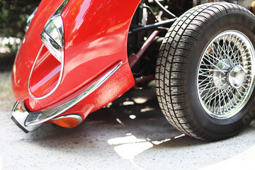 Motorhaube und Autoreifen