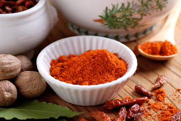 peperoncino macinato sul tavolo di legno