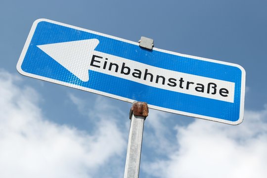 Deutsches Verkehrszeichen: Einbahnstraße