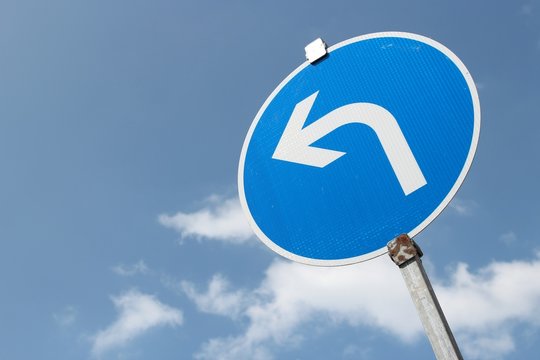 Deutsches Verkehrszeichen: Vorgeschriebene Fahrtrichtung - links
