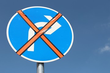 Deutsches Verkehrszeichen: Vorgeschriebene Fahrtrichtung - rechts