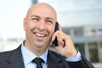 Manager felice al telefono