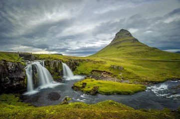 Foto auf Leinwand Wasserfall Kirkjufellsfoss und Berg Kirkjufell, Island © javarman