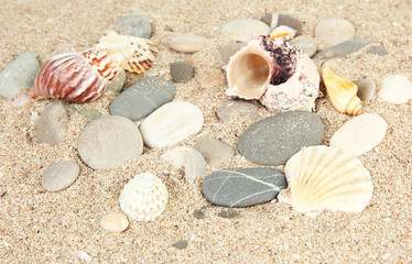 Obraz premium Denni kamienie na piaska tle