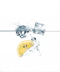 Papier Peint photo Lavable Dans la glace Rafraîchissement sain avec du citron et du glaçon