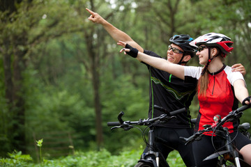 Naklejka premium couple riding bicycles outside