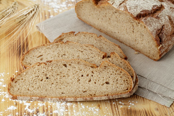 Krustenbrot und Roggen