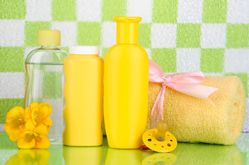 Obraz na płótnie Canvas Kosmetyki dla dzieci i ręczników w łazience