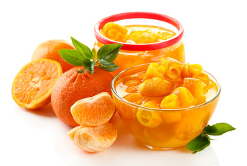Fototapeta na wymiar Dżem pomarańczowy z zapałem i mandarynki, samodzielnie na biały