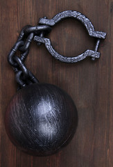 Naklejka na ściany i meble Ball i łańcucha na tle drewnianych