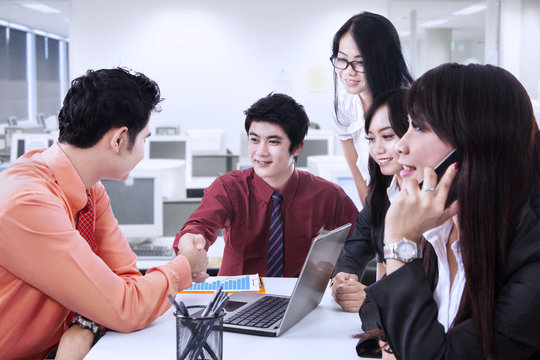 Business team aggreement in office