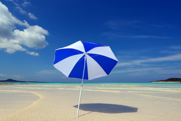 美しい沖縄のビーチと夏空