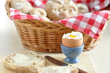 Semmeln mit Ei zum Frühstück
