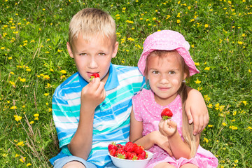 Kids eating strawberries