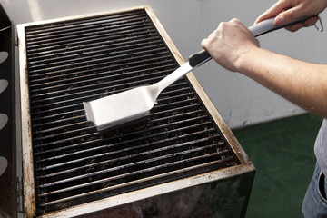 Cleaning the Grill - obrazy, fototapety, plakaty