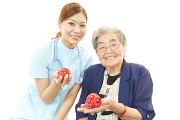 笑顔の高齢者と看護師