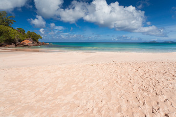 plage de sable doré aux Seychelles
