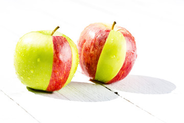 grüner und roter Apfel
