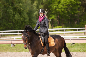 M&auml;dchen reitet auf ihrem Pony