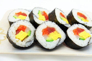 お皿にのせた太巻き