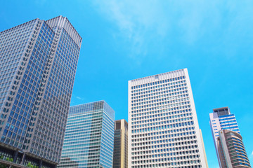 Fototapeta na wymiar Wysokie budynki biurowe wzrost z nieba