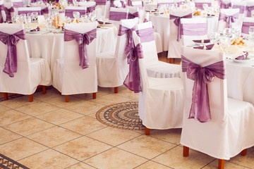 wedding chairs with ribbon