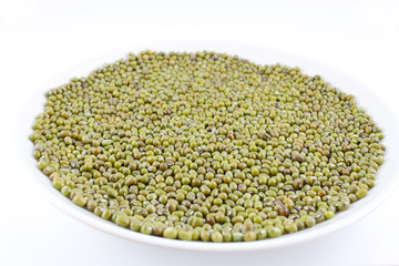 rohe mungbohnen auf einem teller