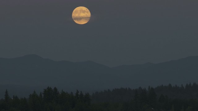 Time Lapse of Moonrise over Happy Valley in Oregon 1080p