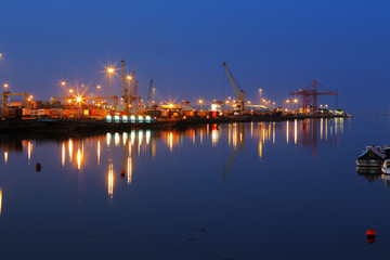 Fototapeta na wymiar Dublin Port w nocy, jak wynika z East Most-Link Toll