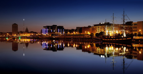 Fototapeta na wymiar Północnym brzegu rzeki Liffey w centrum Dublina w nocy