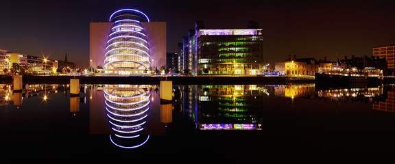 Obraz premium Dublin Convention Centre i inne budynki północnych banków