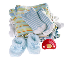 Fototapeta na wymiar Ubrania dla niemowląt i smoczki
