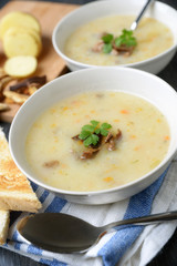 Kartoffelsuppe mit Gemüse und Pilzen