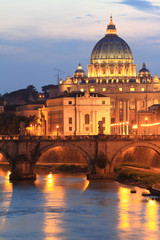 Fototapeta premium Night view at St. Peter's cathedral in Rome, Italy
